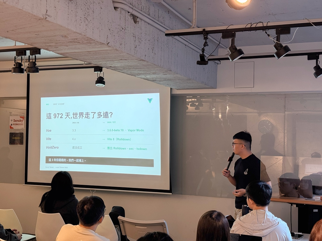 四月小聚講者拿著麥克風分享