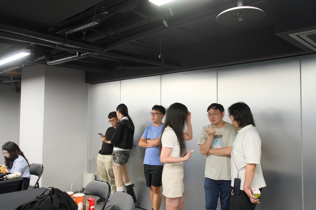 中場休息時間在會場旁聊天的與會者