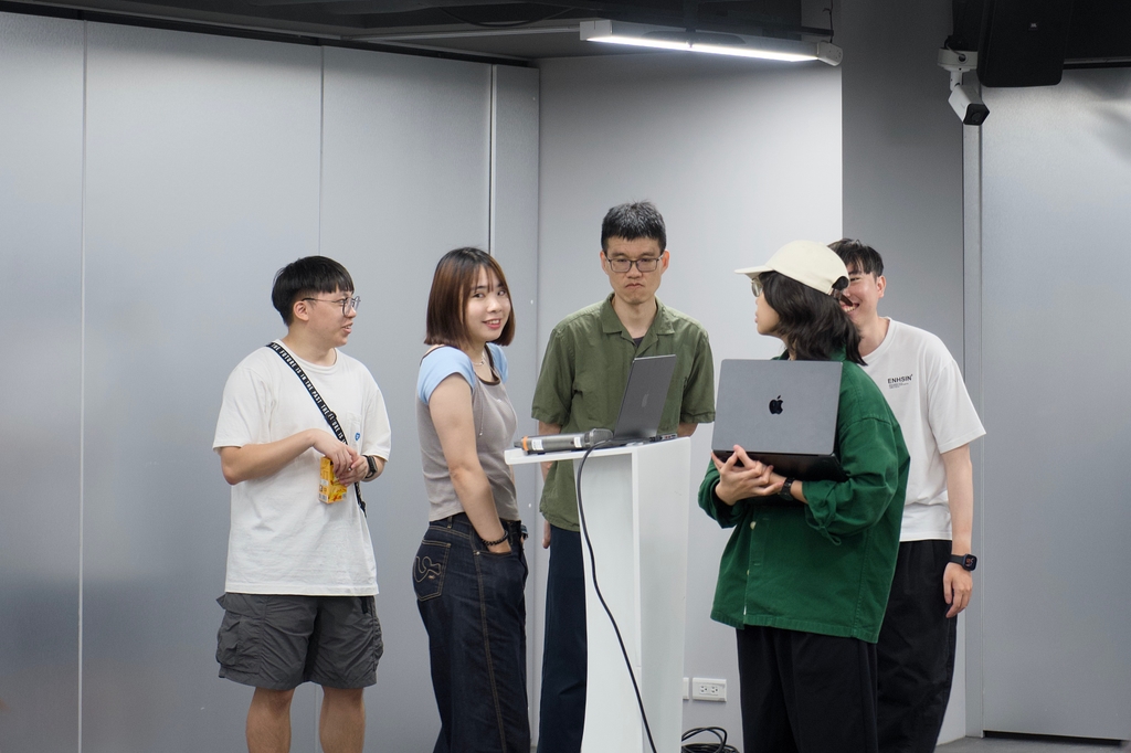講者與工作人員在講台前對流程