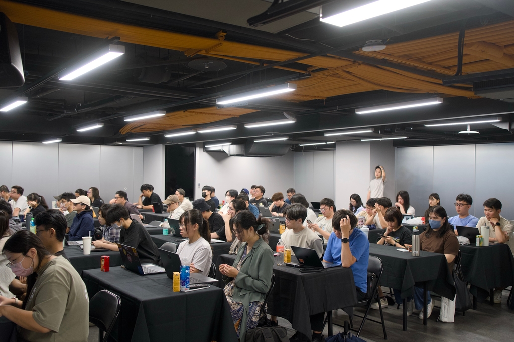 八月小聚開場前坐滿人的會場