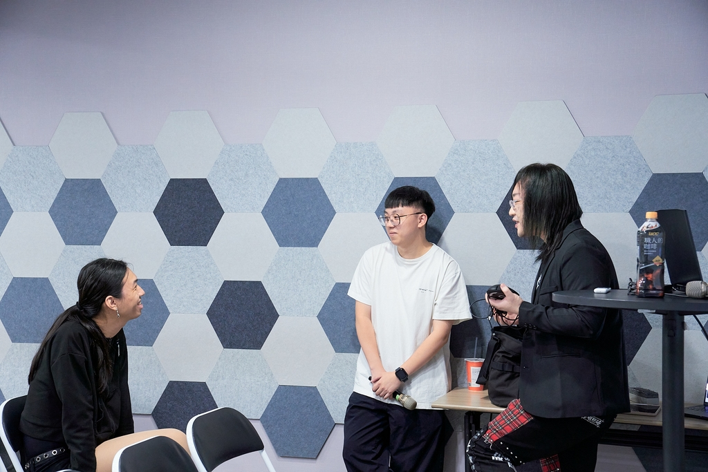 六月小聚結束後講者與與會者交流